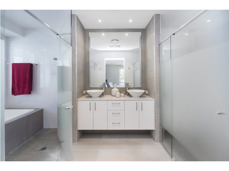 9132 Peter Senior Drive, Hope Island QLD 4212
