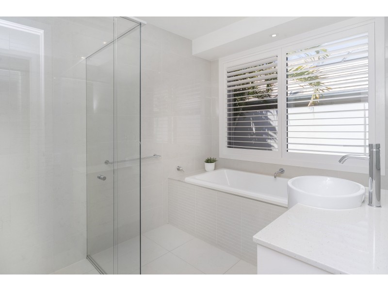 9132 Peter Senior Drive, Hope Island QLD 4212