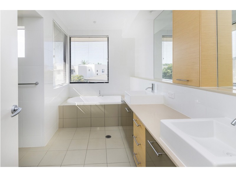 6091 Lugano Drive, Hope Island QLD 4212