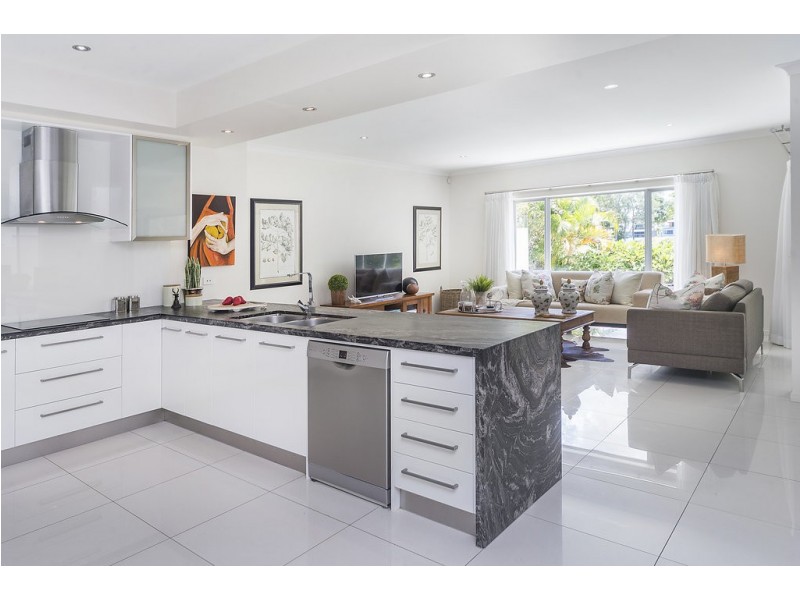 9111 Peter Senior Drive, Hope Island QLD 4212
