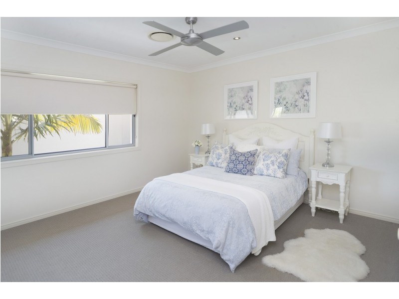 9111 Peter Senior Drive, Hope Island QLD 4212