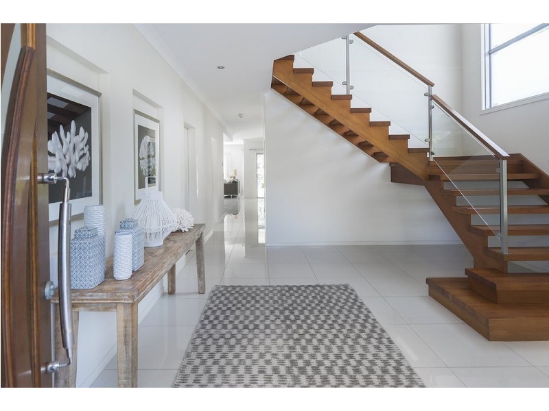 9111 Peter Senior Drive, Hope Island QLD 4212