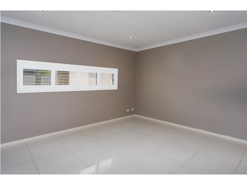 9111 Peter Senior Drive, Hope Island QLD 4212