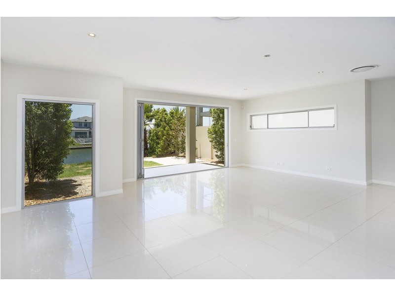 2240 Glengallon Way, Hope Island QLD 4212