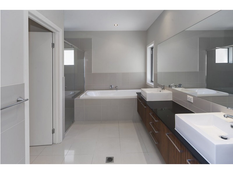 2240 Glengallon Way, Hope Island QLD 4212