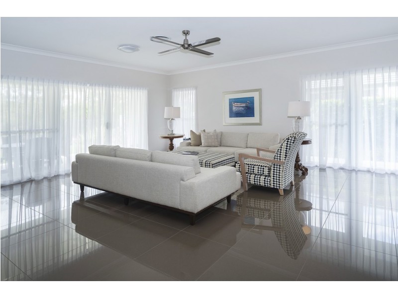 6 Waterside Esplanade, Helensvale QLD 4212