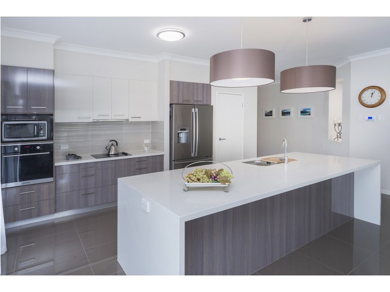 6 Waterside Esplanade, Helensvale QLD 4212