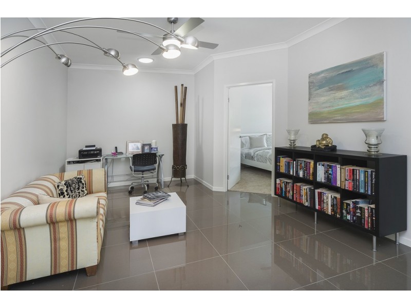 6 Waterside Esplanade, Helensvale QLD 4212