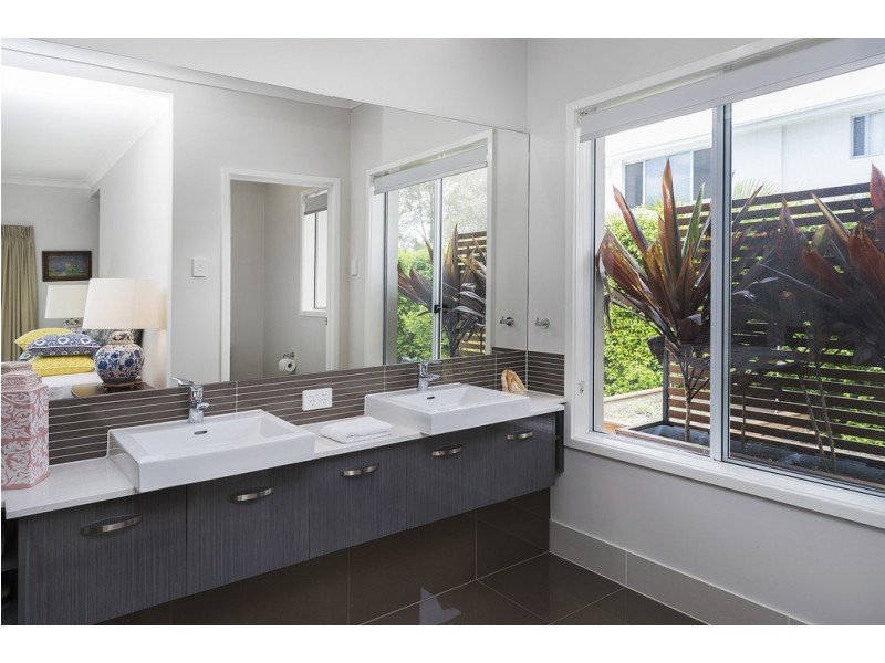 6 Waterside Esplanade, Helensvale QLD 4212