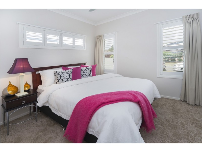 6 Waterside Esplanade, Helensvale QLD 4212
