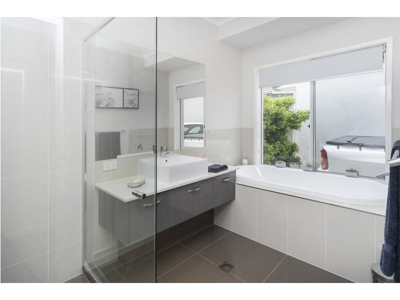 6 Waterside Esplanade, Helensvale QLD 4212