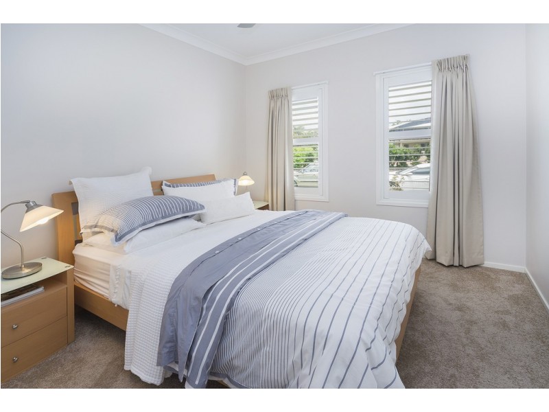 6 Waterside Esplanade, Helensvale QLD 4212