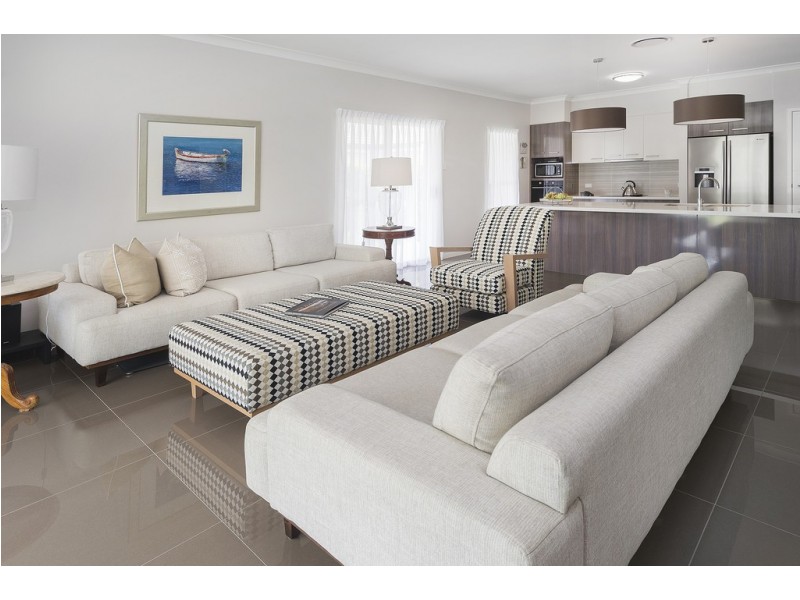 6 Waterside Esplanade, Helensvale QLD 4212