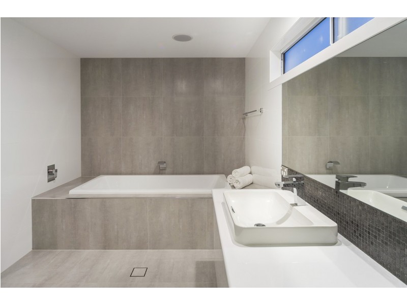 7657 Fairway Boulevard, Hope Island QLD 4212