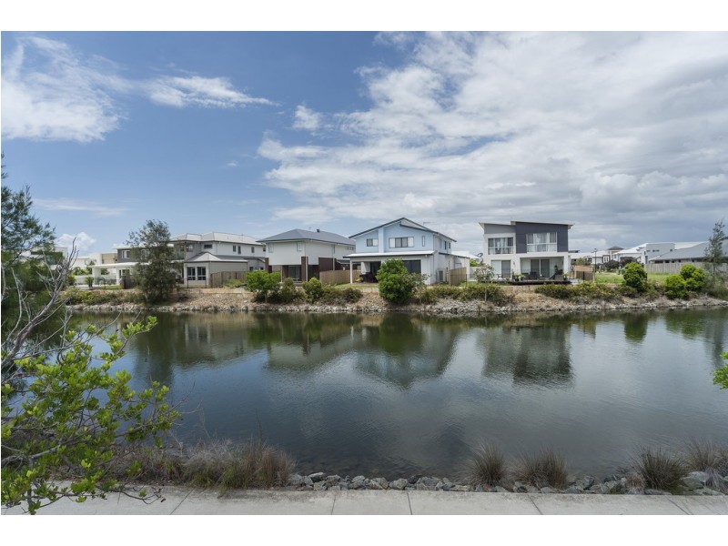 4 Spinnaker Way, Hope Island QLD 4212