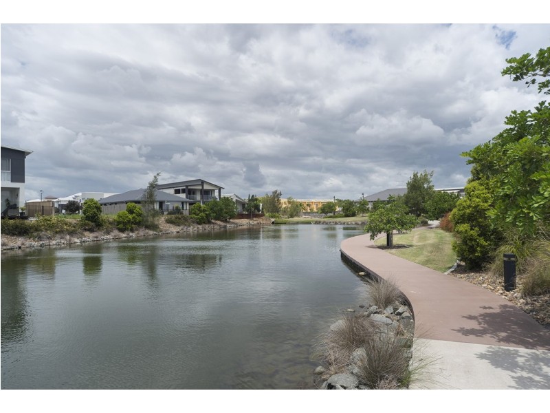 4 Spinnaker Way, Hope Island QLD 4212