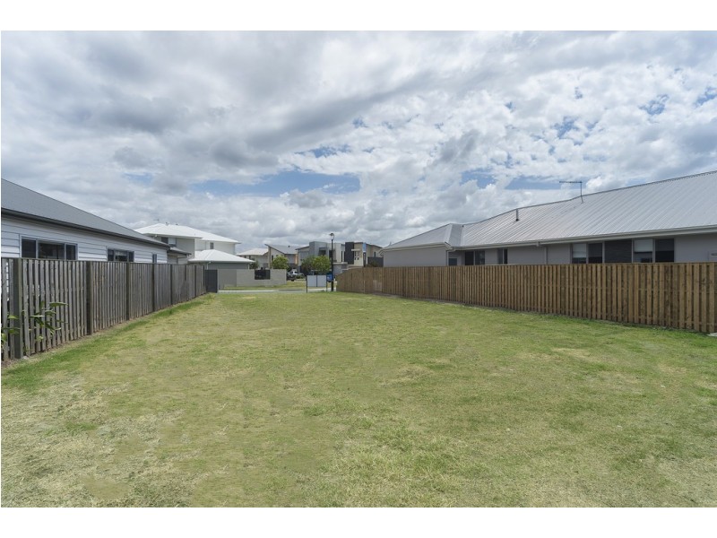 4 Spinnaker Way, Hope Island QLD 4212