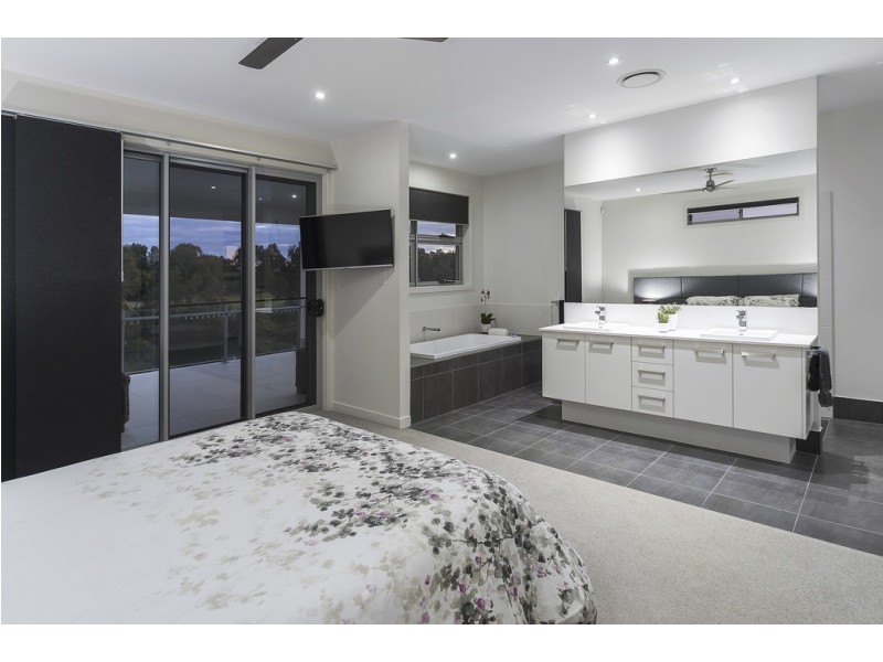 7611 Fairway Boulevard, Hope Island QLD 4212