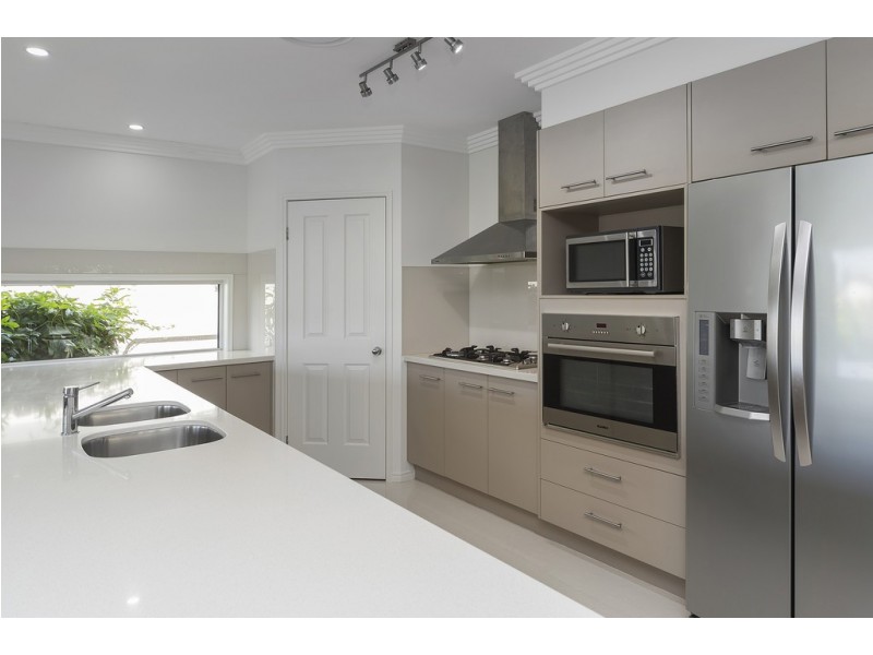 126 The Peninsula, Helensvale QLD 4212