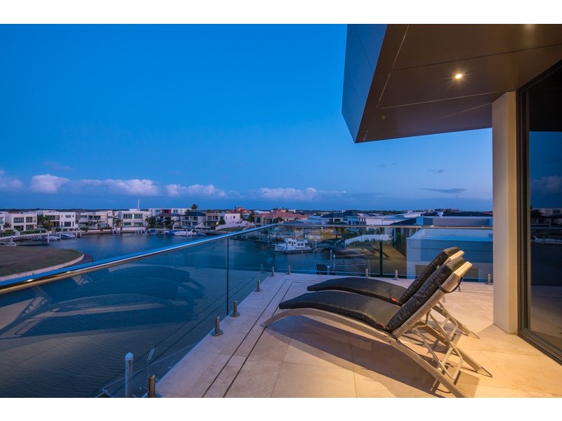 59 Royal Albert Crescent, Sovereign Islands QLD 4216