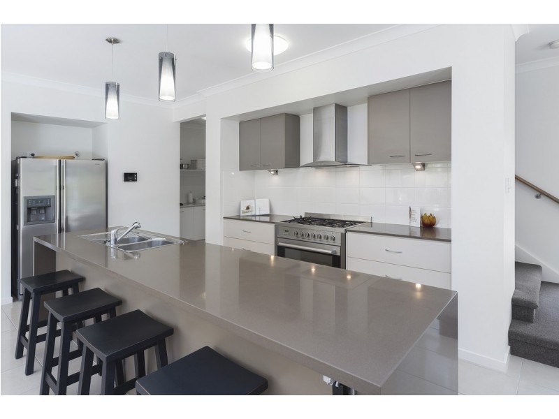 13 The Peninsula, Helensvale QLD 4212