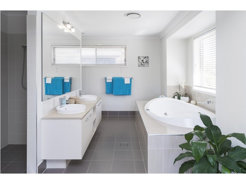 13 The Peninsula, Helensvale QLD 4212
