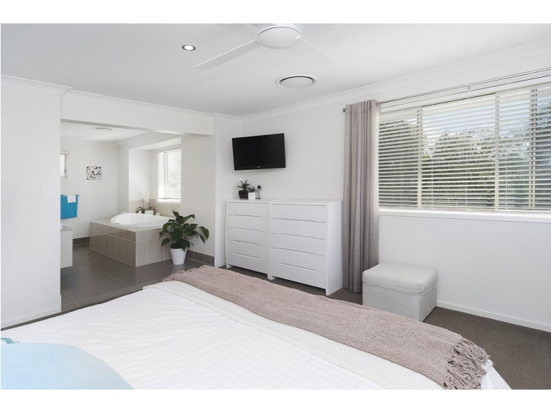 13 The Peninsula, Helensvale QLD 4212