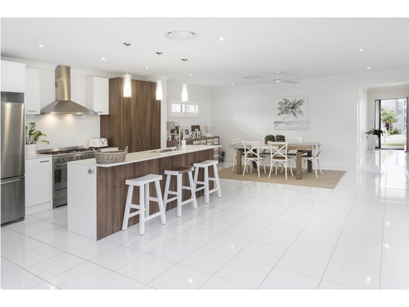 32 Azure Way, Hope Island QLD 4212