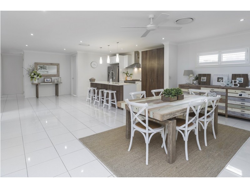 32 Azure Way, Hope Island QLD 4212