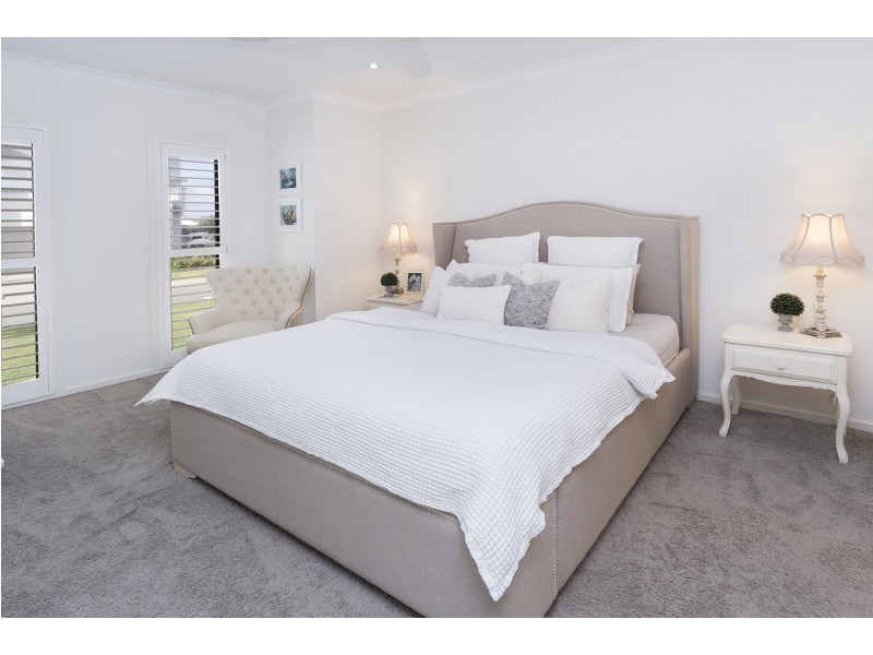 32 Azure Way, Hope Island QLD 4212