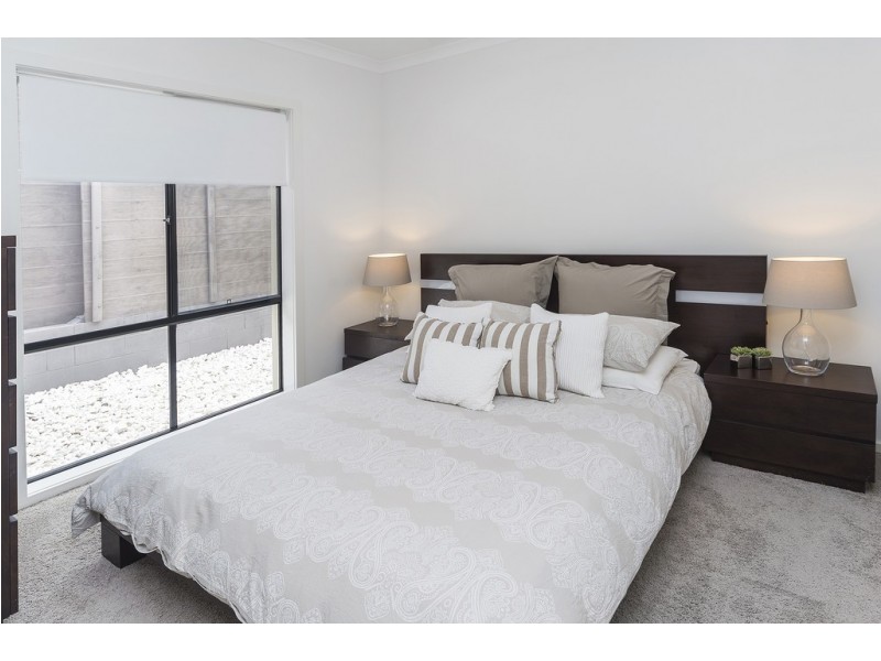 32 Azure Way, Hope Island QLD 4212