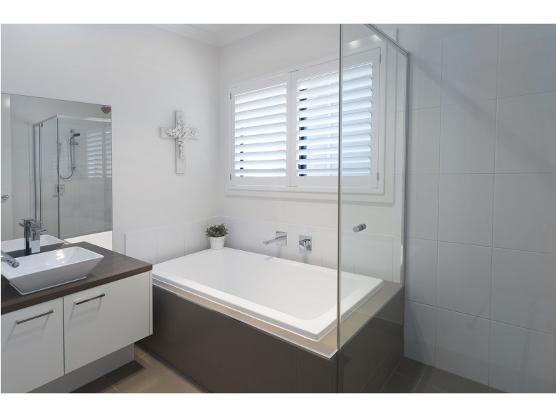 32 Azure Way, Hope Island QLD 4212