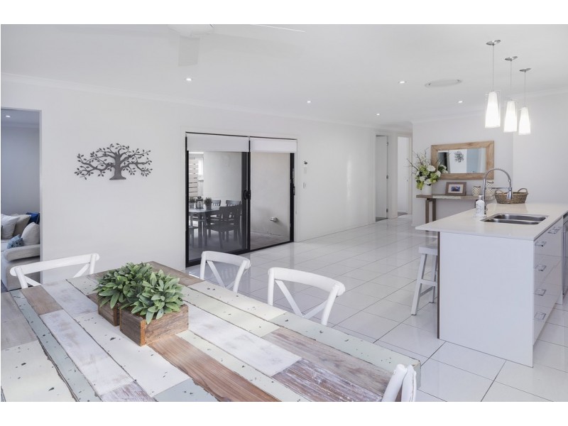 32 Azure Way, Hope Island QLD 4212