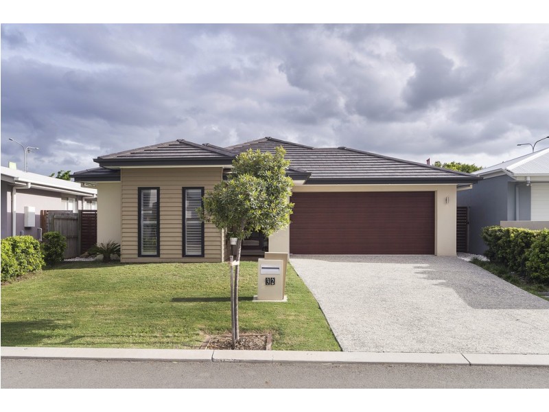 32 Azure Way, Hope Island QLD 4212