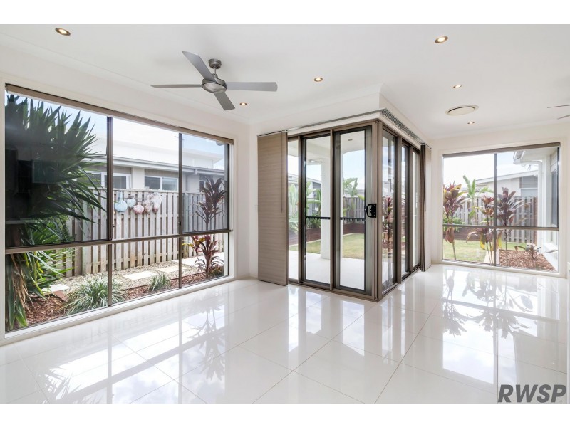 8 Flybridge Way, Hope Island QLD 4212
