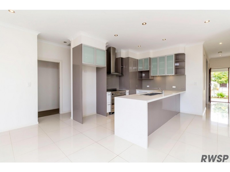 8 Flybridge Way, Hope Island QLD 4212