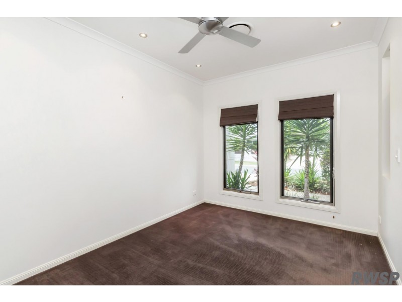 8 Flybridge Way, Hope Island QLD 4212