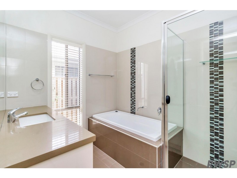 8 Flybridge Way, Hope Island QLD 4212