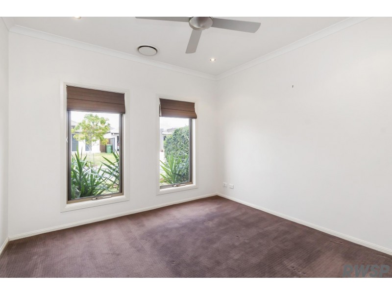 8 Flybridge Way, Hope Island QLD 4212
