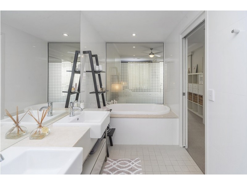 1740/1 Rialto Quay Dr, Hope Island QLD 4212