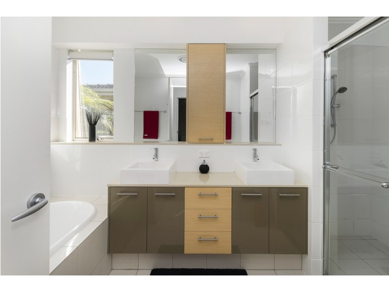 6095 Lugano Drive, Hope Island QLD 4212