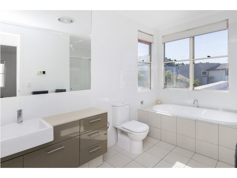 6095 Lugano Drive, Hope Island QLD 4212