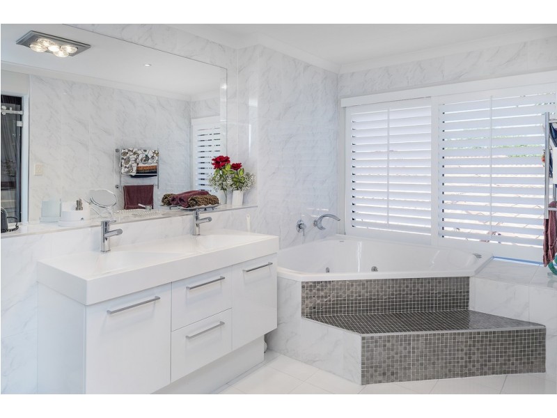 2551 Belmont Court, Hope Island QLD 4212