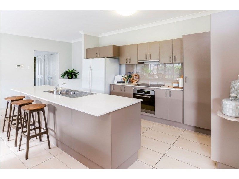 14 Azure Way, Hope Island QLD 4212