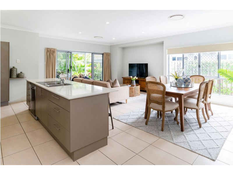 14 Azure Way, Hope Island QLD 4212