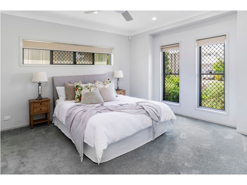 14 Azure Way, Hope Island QLD 4212