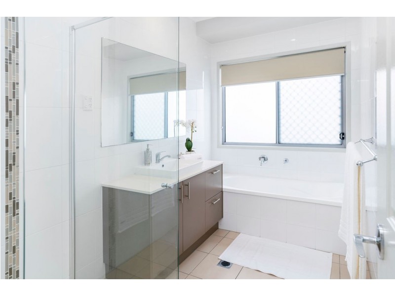 14 Azure Way, Hope Island QLD 4212