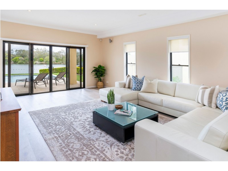 1673 Riverdale Drive, Hope Island QLD 4212