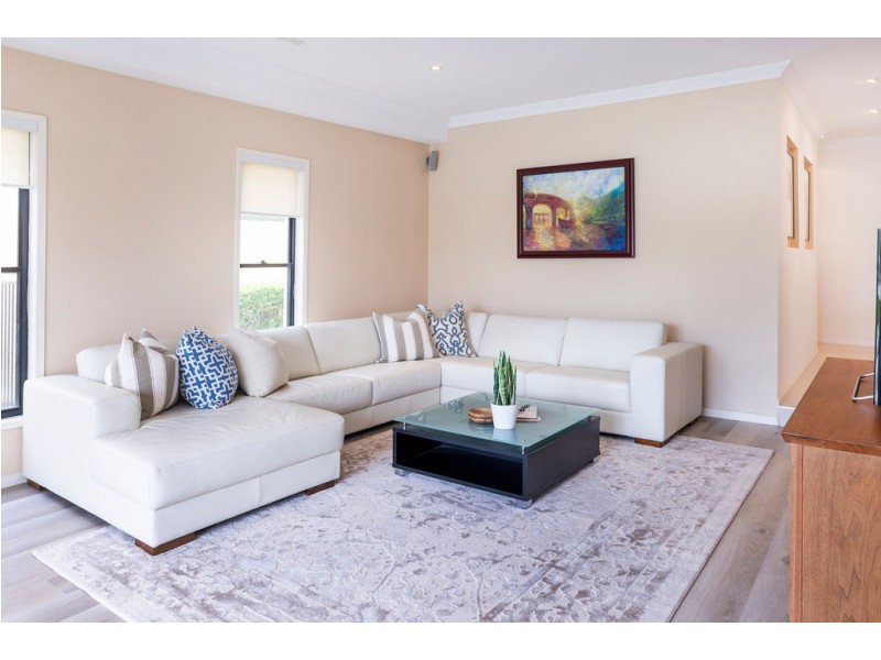 1673 Riverdale Drive, Hope Island QLD 4212