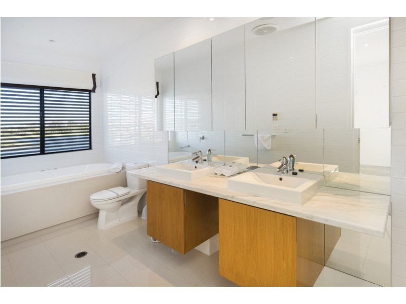 6065 Lugano Drive, Hope Island QLD 4212